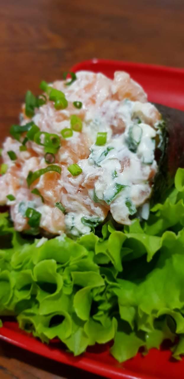 Temaki artesanal com salmĂŁo e cream cheese