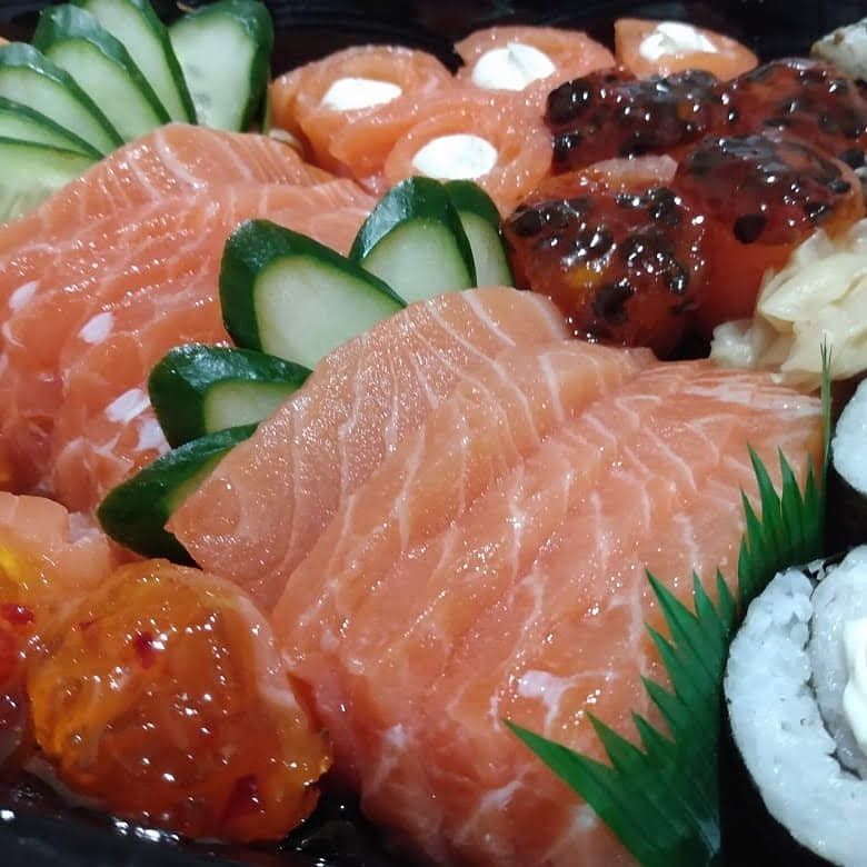 Bandeja de sashimi de salmĂŁo e combinados variados
