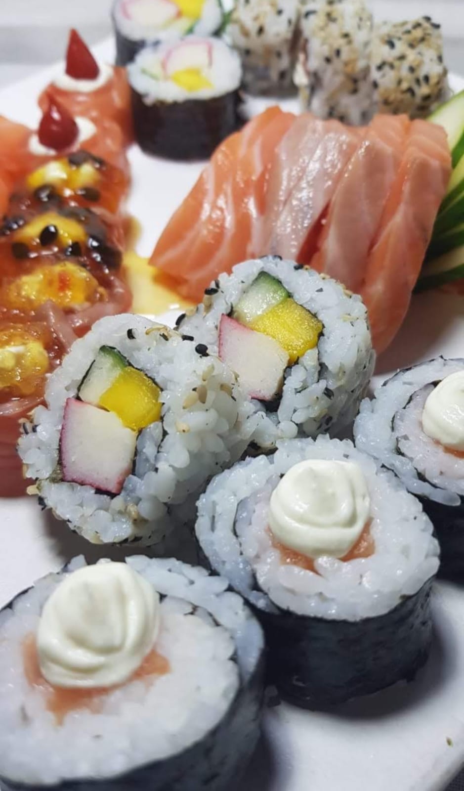 Combinado com hossomaki, uramaki e niguiri