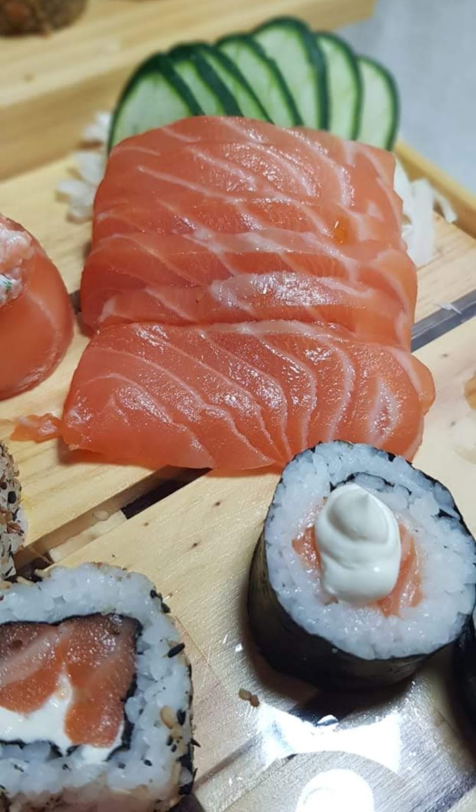 Sashimi de salmĂŁo fresco cortado em fatias uniformes
